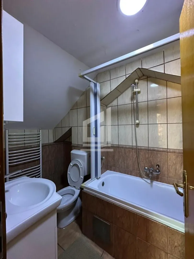 Izdavanje, trosoban stan, 250m², Tološi, Podgorica