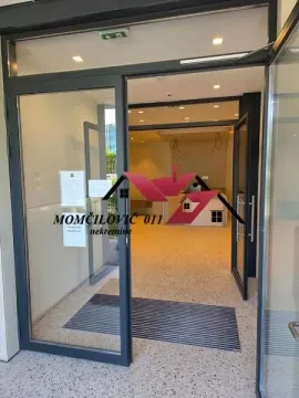 Glavni ulaz u poslovni prostor sa staklenim vratima. - image 2