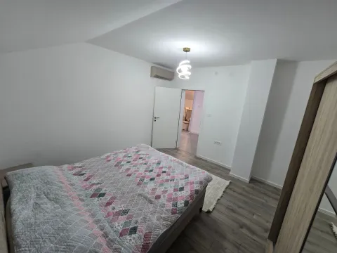 Spavaća soba sa bračnim krevetom i garderoberom. - image 15