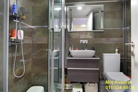 Kupatilo sa tuš kabinom, umivaonikom i wc šoljom. - image 9