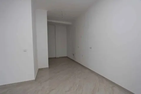 Prazna, neopremljena prostorija sa svijetlim pločicama i bijelim zidovima. - image 23