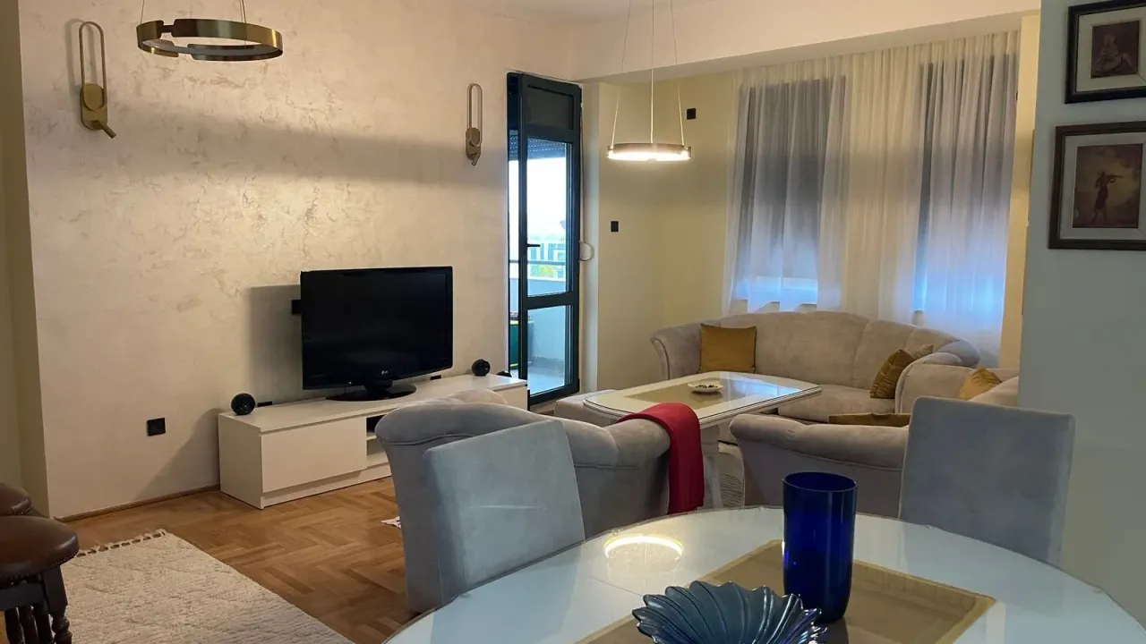 Izdavanje, dvosoban stan, 76m², Centar, Podgorica