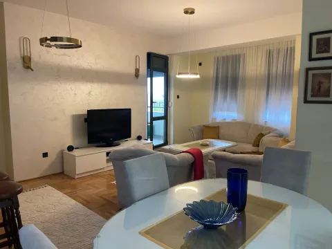 Izdavanje, dvosoban stan, 76m², Centar, Podgorica