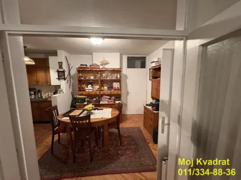 Trpezarija sa trpezarijskim stolom i stolicama, povezana sa kuhinjom. - image 3