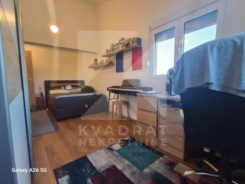 Namještena spavaća soba sa krevetom, radnim stolom i klavijaturom. - image 18