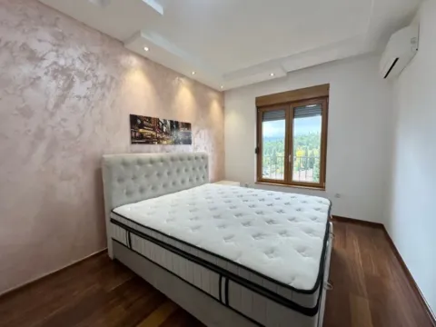 Izdavanje, četvorosoban stan, 130m², Centar, Podgorica - image 2