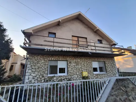 Prednji pogled na spratnu kuću sa kamenom fasadom i balkonom. - image 17