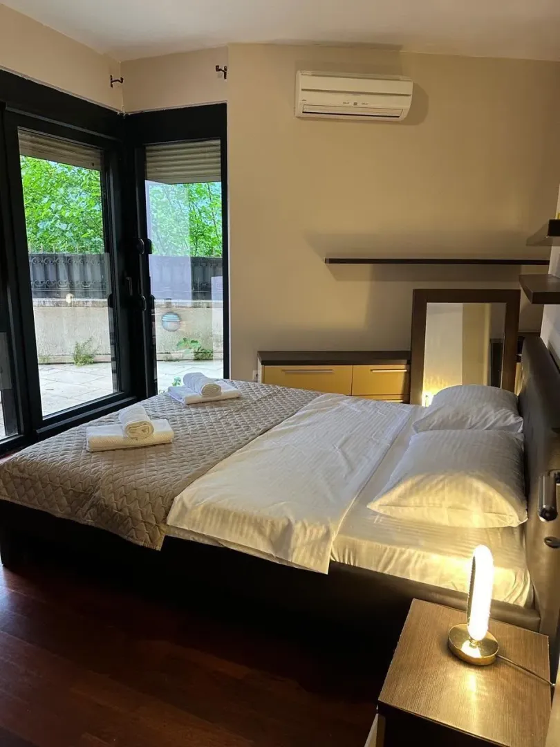Izdavanje, trosoban stan, 170m², Dobrota, Kotor