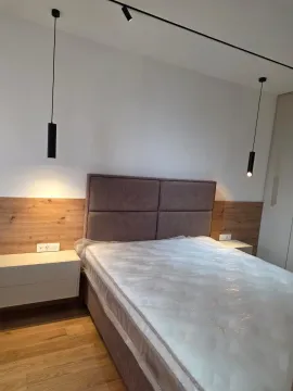 Moderna spavaća soba sa bračnim krevetom i visećim lampama. - image 8