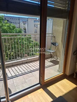 Pogled na terasu kroz balkonska vrata sa drvenom stolarijom. - image 17