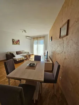 Dnevni boravak sa trpezarijom i garniturom za sjedenje. - image 3