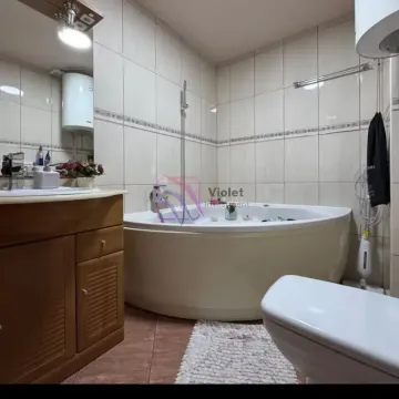 Kupatilo opremljeno ugaonom kadom, umivaonikom i toaletom. - image 4