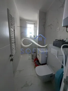 Kupatilo obloženo keramičkim pločicama sa sanitarnim elementima i prozorom. - image 5