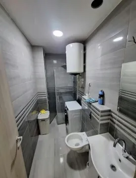 Manje kupatilo sa tuš kabinom, umivaonikom i veš mašinom. - image 4