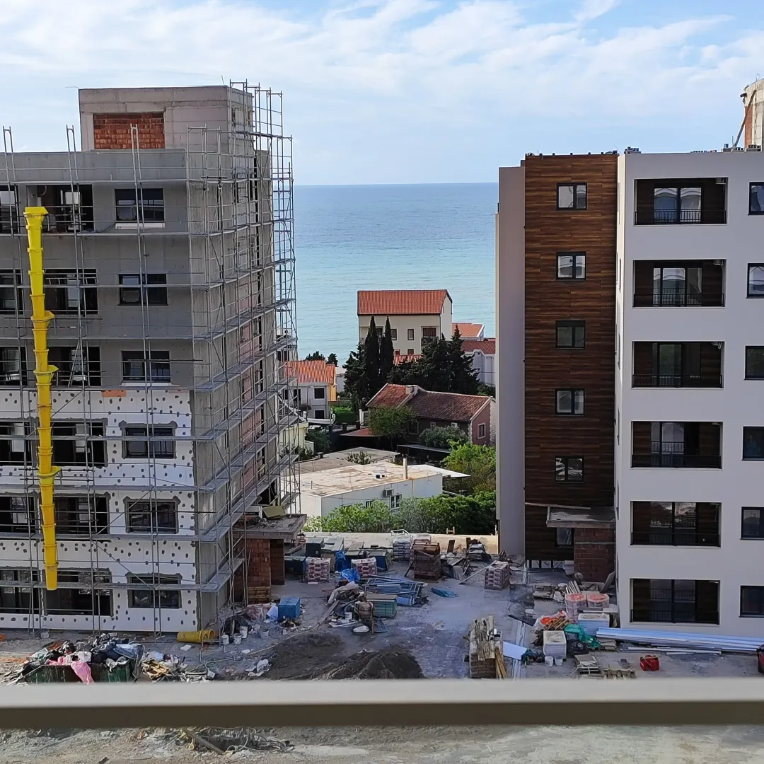 Pogled sa terase na gradilište i more u daljini.