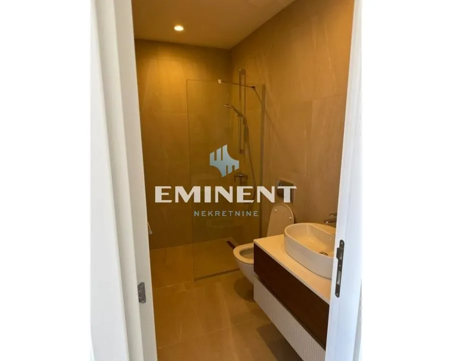 Modernly equipped bathroom with a walk-in shower and washbasin.