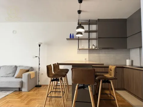 Izdavanje, četvorosoban stan, 79m², Bulevar patrijarha Pavla, Novi Sad Sve Podlokacije - image 1