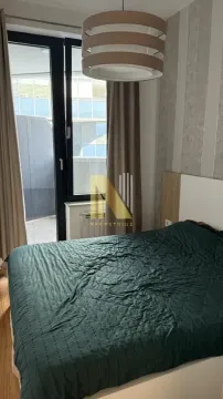 Nameštena spavaća soba sa bračnim krevetom i izlazom na terasu. - image 6
