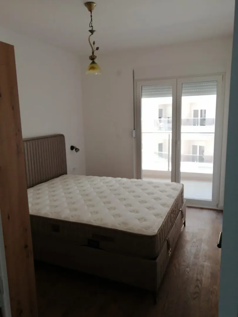 Spavaća soba sa bračnim krevetom i izlazom na terasu.