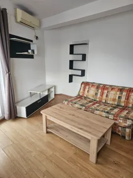 Dnevna soba sa garniturom, klub stočićem i TV komodom. - image 6