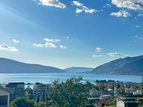 Pogled na more i planine iz nekretnine. - image 13