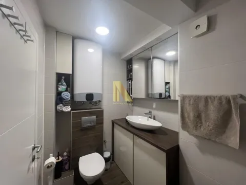 Manje opremljeno kupatilo sa umivaonikom, WC šoljom i bojlerom. - image 10