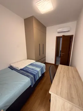 Namještena spavaća soba sa krevetom, plakarom i radnim stolom. - image 14