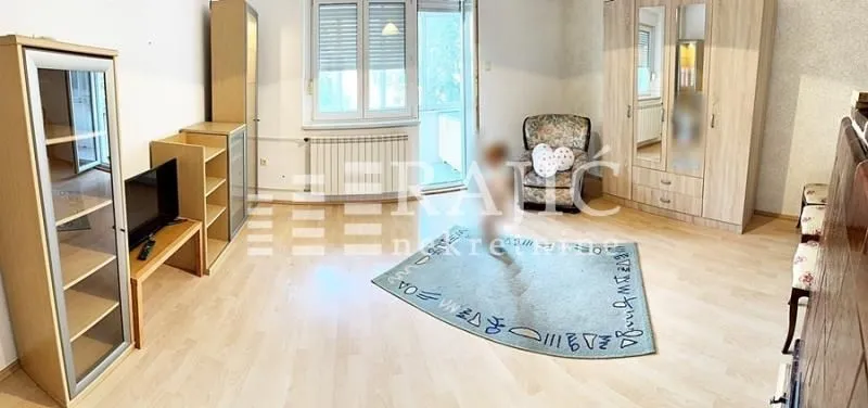 Living room with wooden furniture and access to the terrace.