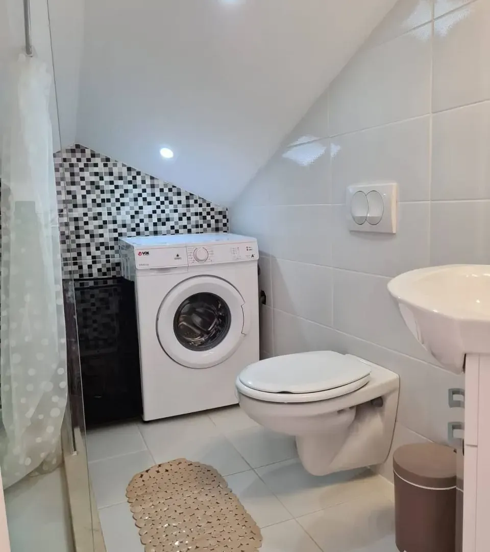 Izdavanje, dvosoban stan, 61m², Podkošljun, Budva
