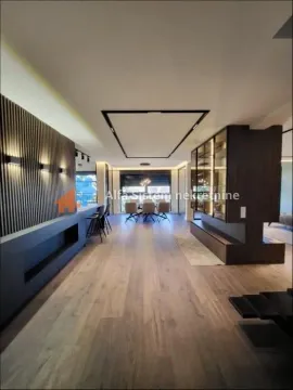Prostrana dnevna soba sa modernim drvenim podom i ugradnim osvetljenjem. - image 5