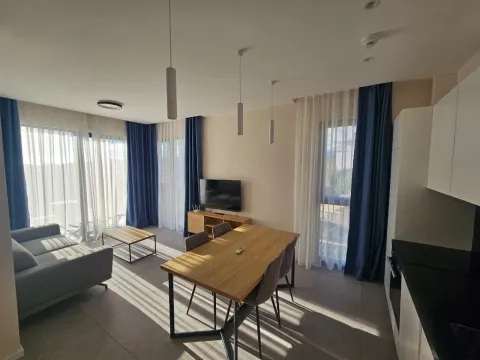 Moderan dnevni boravak sa trpezarijom i izlazom na terasu. - image 4