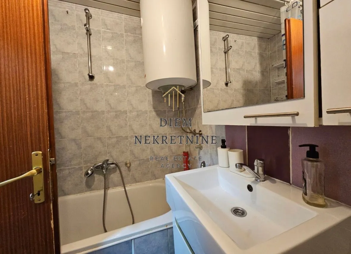 Izdavanje, jednosoban stan, 50m², Centar, Bar