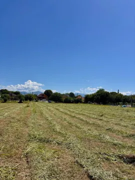 Pogled na prostrano zemljište sa travnjakom i okolnim zelenilom. - image 5