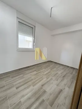 Prazna neuređena soba sa laminatom i jednim prozorom. - image 5