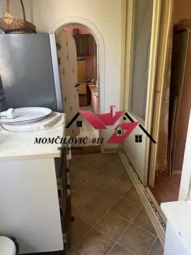 Pogled na deo kuhinje sa frižiderom i prolazom u drugu prostoriju. - image 4