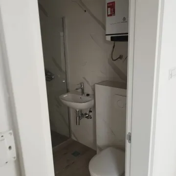 Manje kupatilo sa umivaonikom, tuš kabinom i wc šoljom. - image 13
