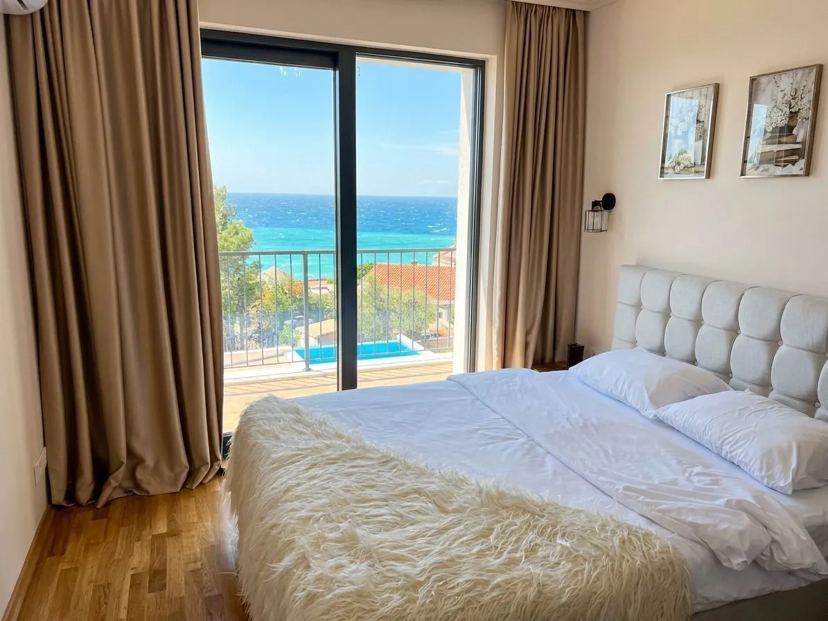 Bedroom with a double bed and a sea view.
