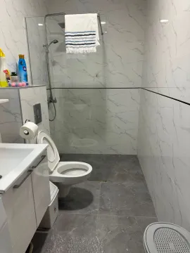 Moderne kupatilo sa tuš kabinom, umivaonikom i toaletom. - image 7