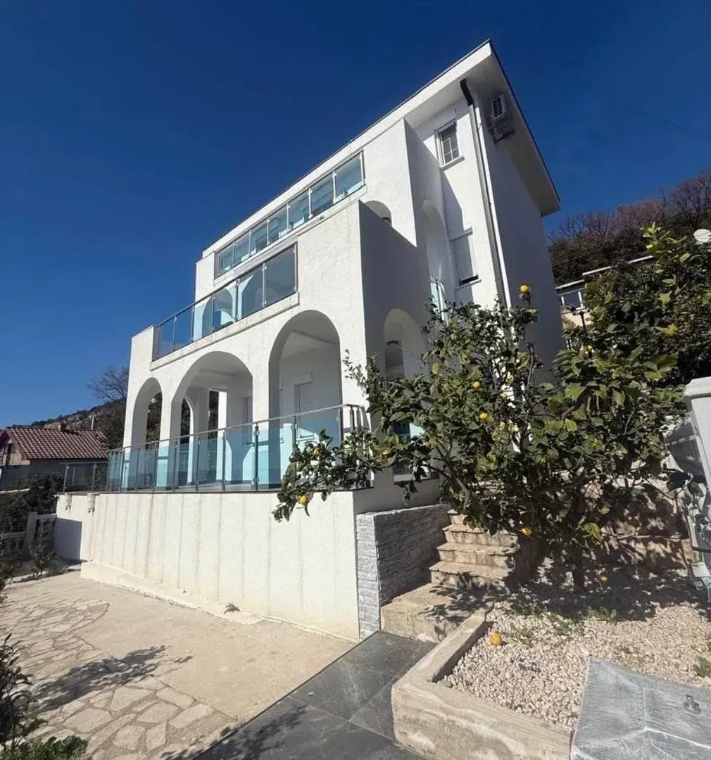 Prodaja, kuća, 330m², Utjeha, Bar