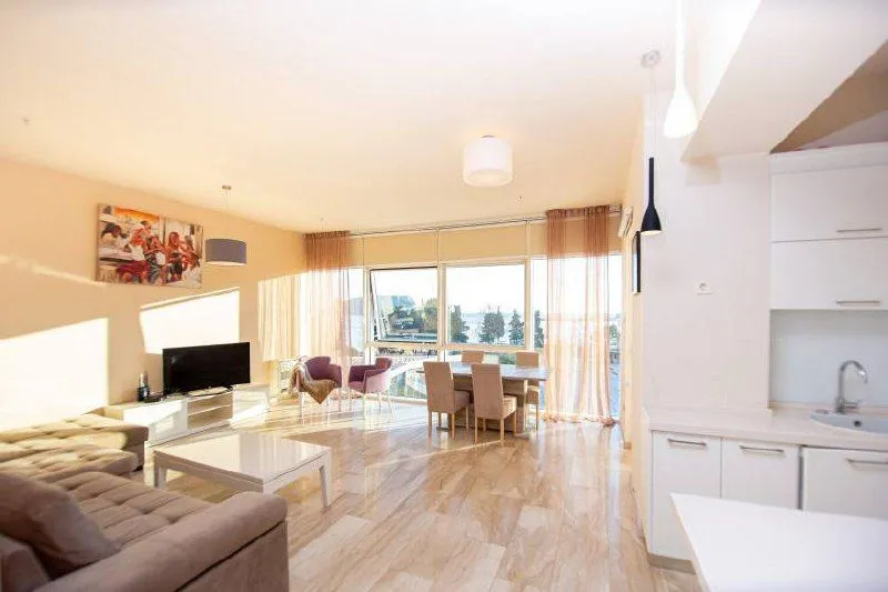 Izdavanje, dvosoban stan, 85m², Tre Canne, Budva