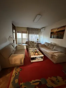 Dnevna soba sa garniturom za sedenje i stočićem. - image 3