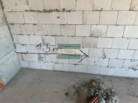 Pogled na zid od cigle u objektu u izgradnji sa ucrtanom merom. - image 11