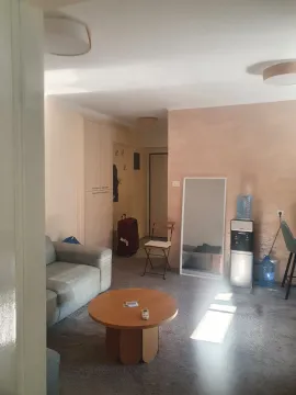 Dnevna soba sa garniturom, stočićem i pogledom prema ulaznom hodniku. - image 9