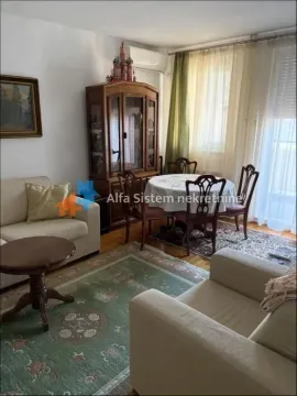 Dnevni boravak sa garniturom, trpezarijskim stolom i vitrinom. - image 6