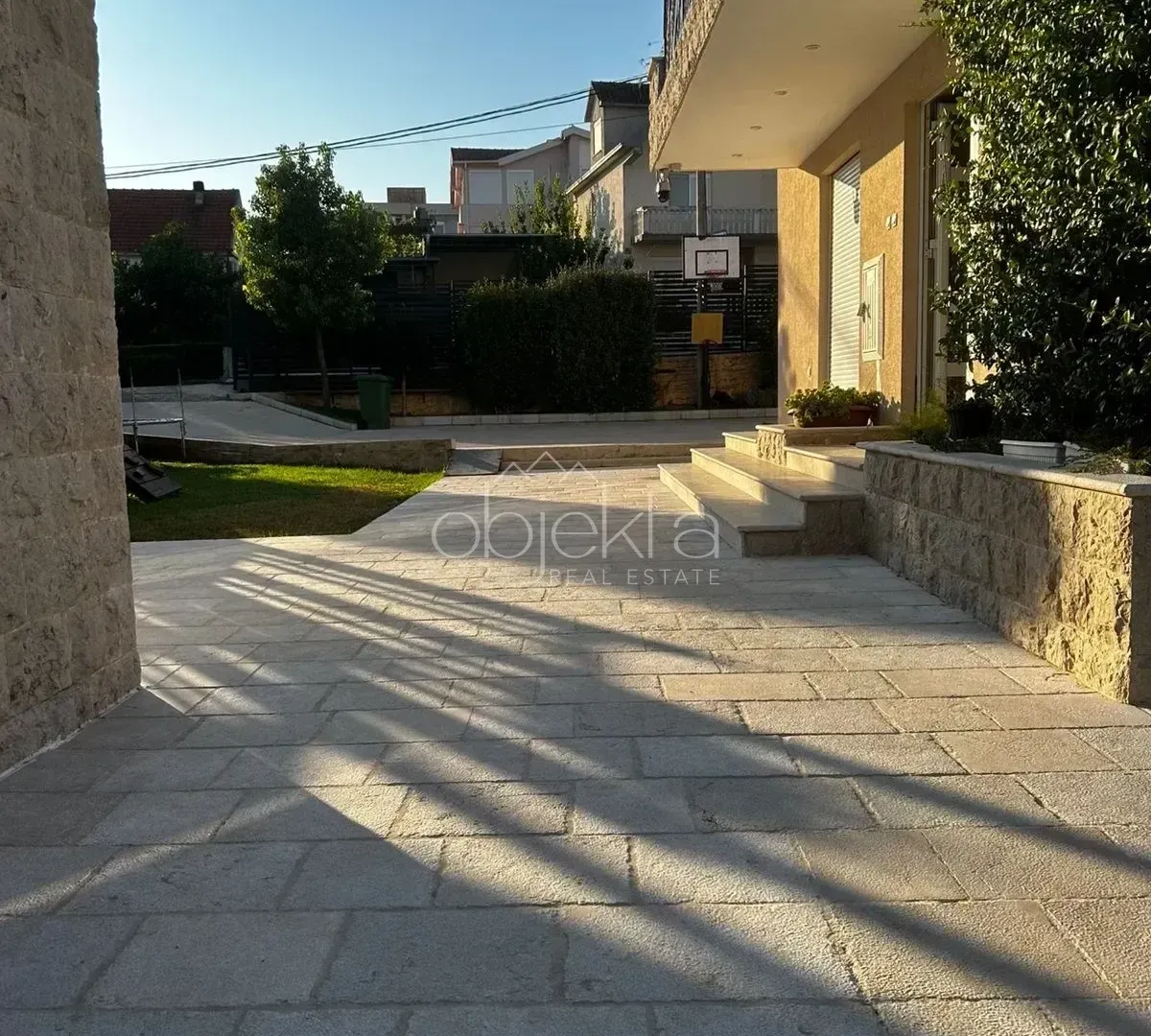 Izdavanje, kuća, 220m², Tivat, Crna Gora