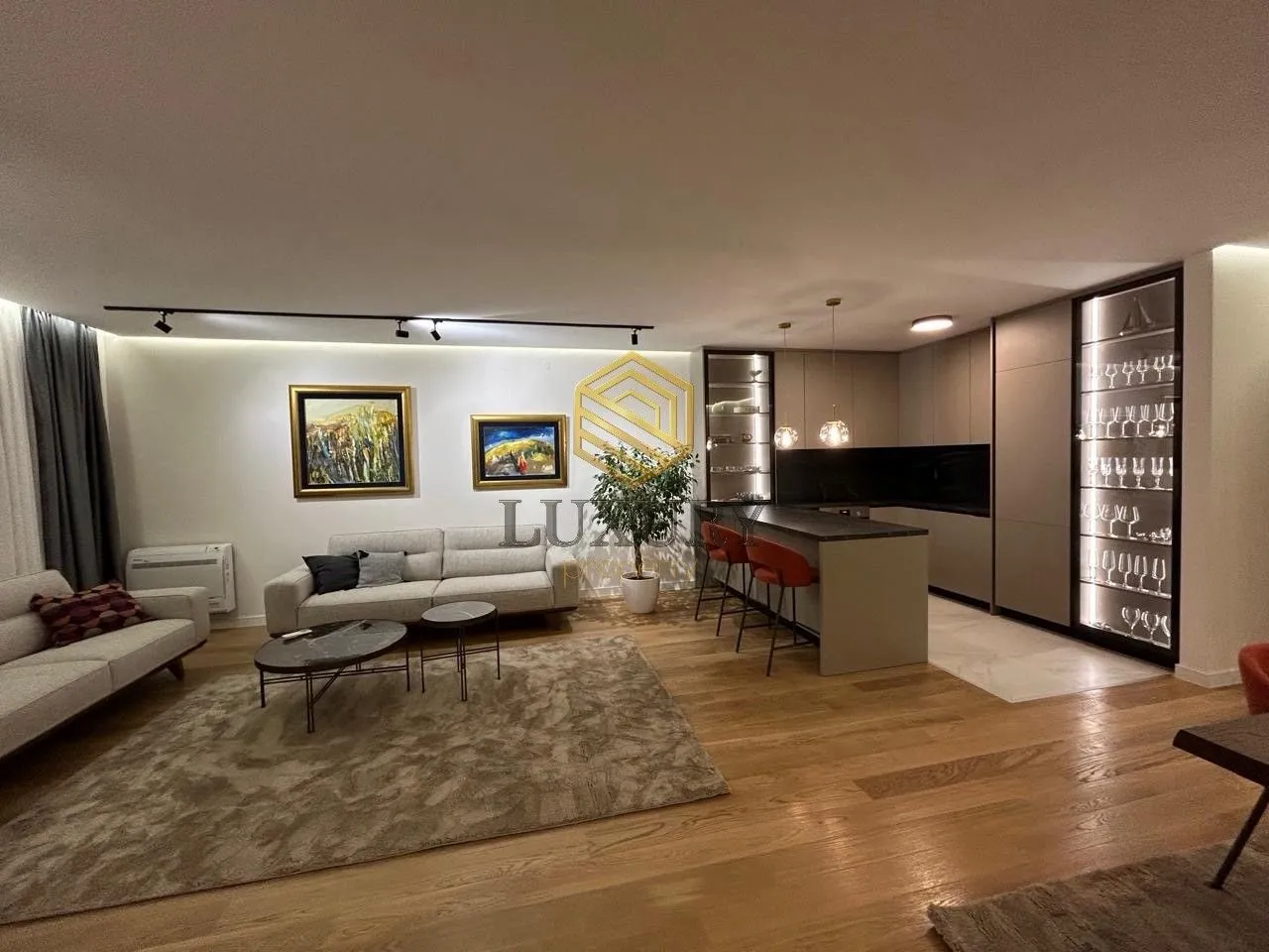 Izdavanje, dvosoban stan, 108m², Central Point, Podgorica