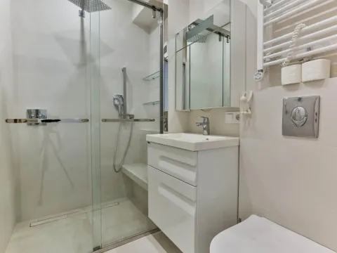 Izdavanje, trosoban stan, 190m², Budva, Crna Gora - image 8