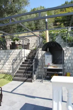 Dvorište kuće sa terasom, stepeništem i roštiljem. - image 12