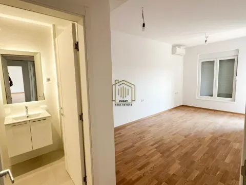 Prodaja, trosoban stan, 106m², Stari Aerodrom, Podgorica - image 4