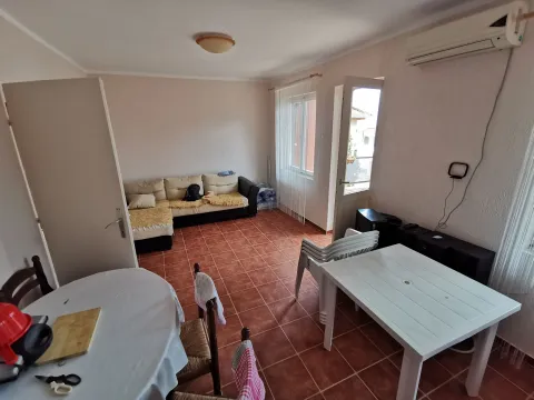 Dnevni boravak sa garniturom, trpezarijskim stolom i izlazom na terasu. - image 10